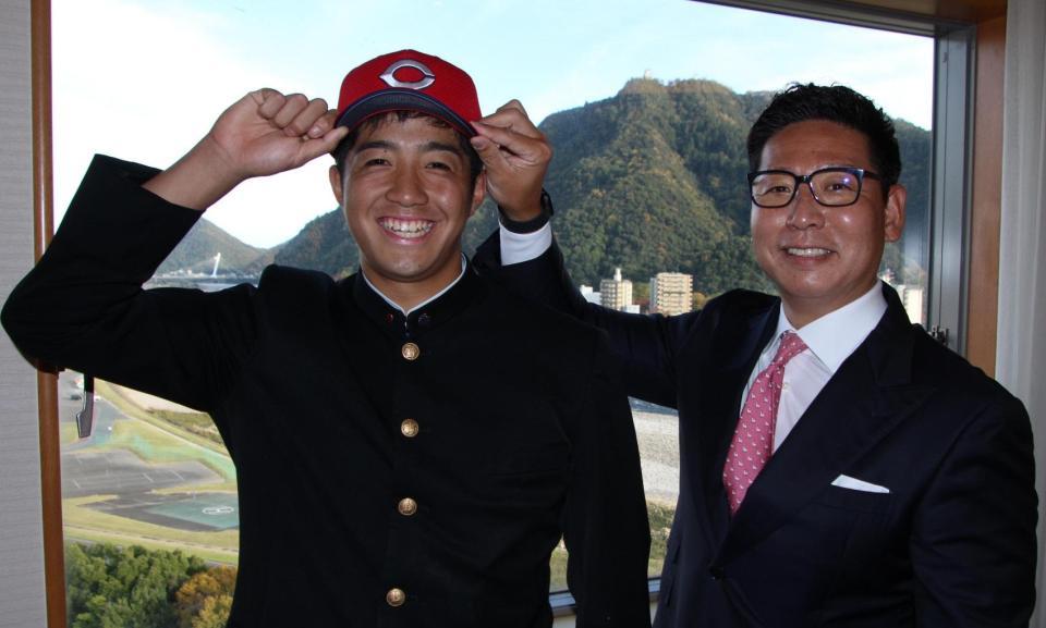 　岐阜城を背にプロ入りへ向けた意気込みを語った県岐阜商の高木翔斗捕手（左）。（右）は広島の松本有史スカウト