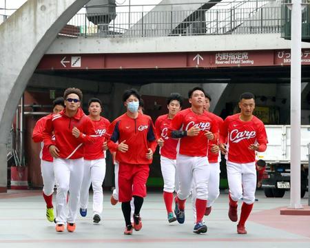 　若手に交じって球場コンコースでランニングする田中広（左）＝撮影・山口登
