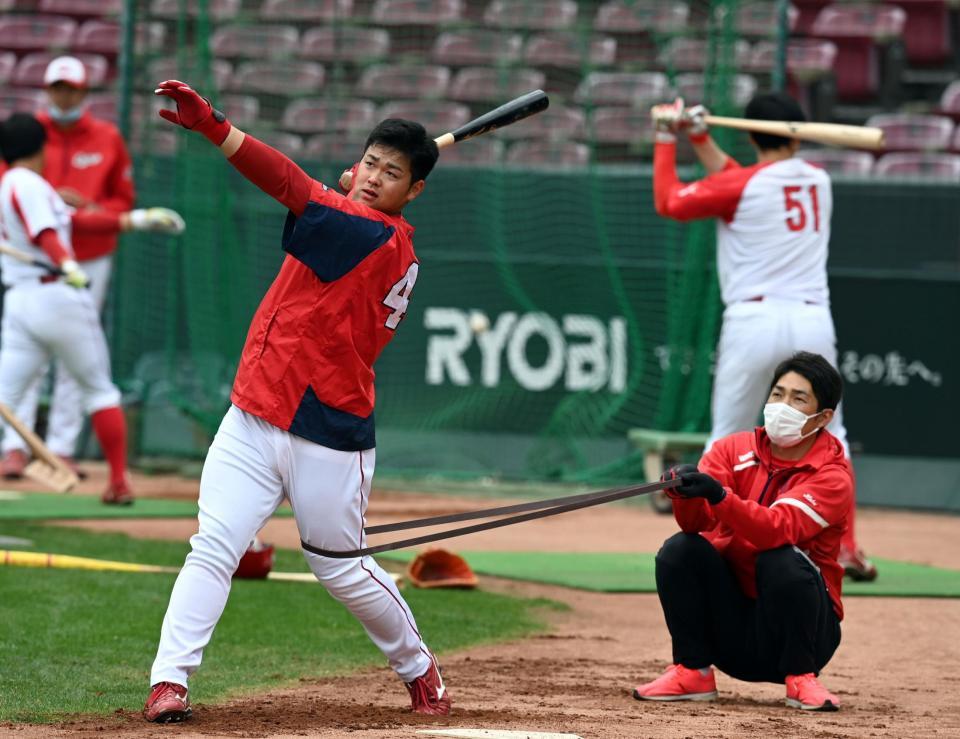 　ロングティーで広島・林は、足をゴムで引っ張られてバットを振り込む（撮影・山口登）