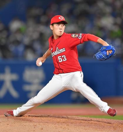 プロ初先発のマウンドで力投する広島・小林樹斗＝神宮球場（撮影・西岡正）