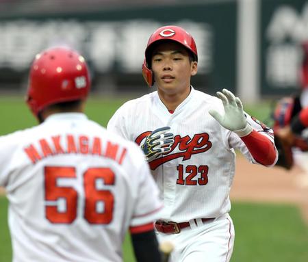 　ソロを放ち生還する持丸（撮影・山口登）