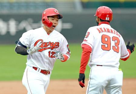 ソロを放ちベースを回る持丸（左）＝撮影・山口登