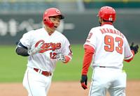 ソロを放ちベースを回る持丸（左）＝撮影・山口登