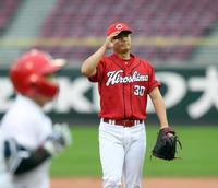 　一岡は持丸にソロを許す（撮影・山口登）