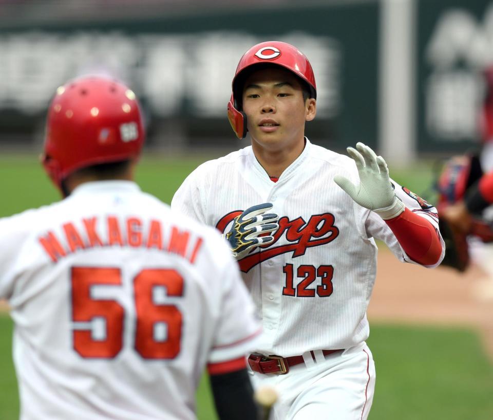 　ソロを放ち生還する持丸（撮影・山口登）