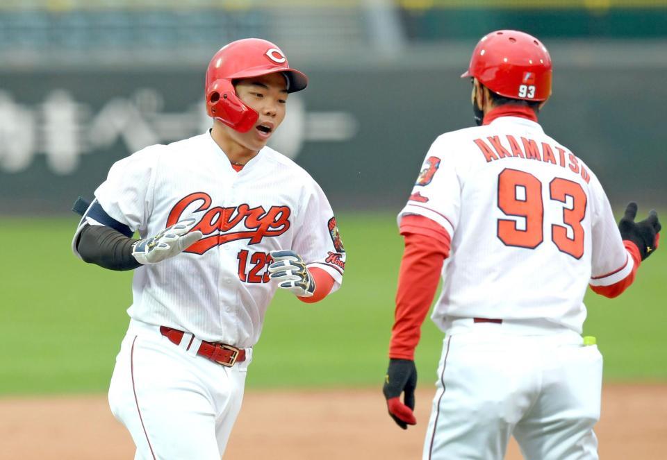 ソロを放ちベースを回る持丸（左）＝撮影・山口登