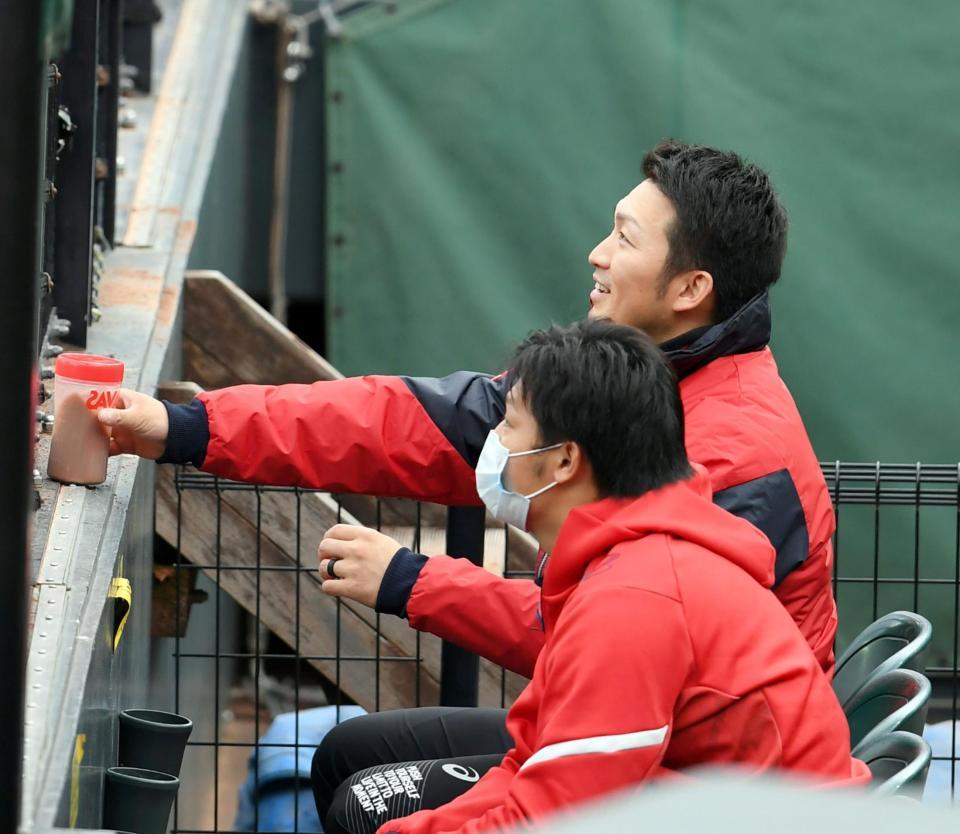 床田（手前）と客席に座り紅白戦を観戦する鈴木誠（撮影・山口登）