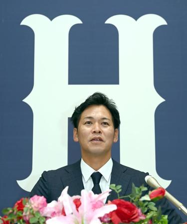 　コーチに就任し、会見する小窪哲也氏（撮影・山口登）