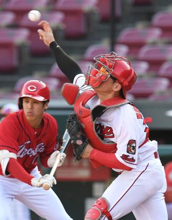 　６回、飛び出した二走・林をタッチアウトにする持丸（撮影・北村雅宏）