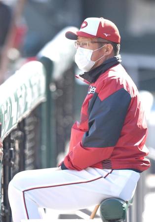 　練習を見守る広島・佐々岡監督（撮影・北村雅宏）