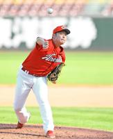 紅白戦の４回から登板し、三者凡退に抑える好投を見せた一岡（撮影・北村雅宏）