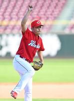 　紅白戦の４回から登板し、三者凡退に抑える好投を見せた広島・一岡（撮影・北村雅宏）