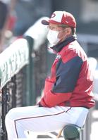 　練習を見守る広島・佐々岡監督（撮影・北村雅宏）