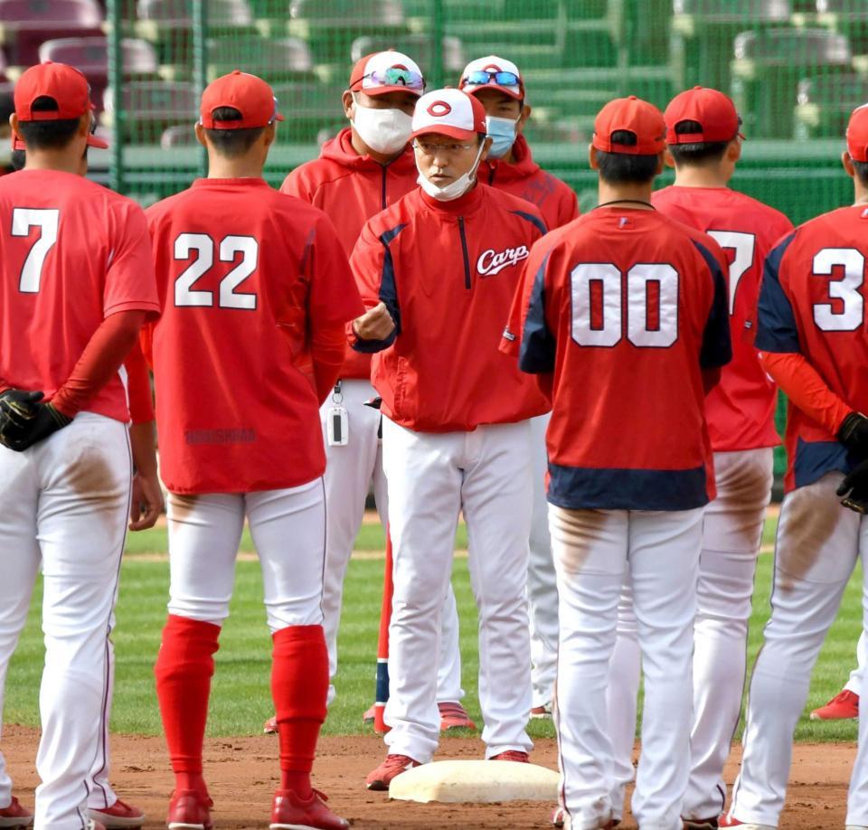 　走塁練習後、ナインにアドバイスする河田コーチ