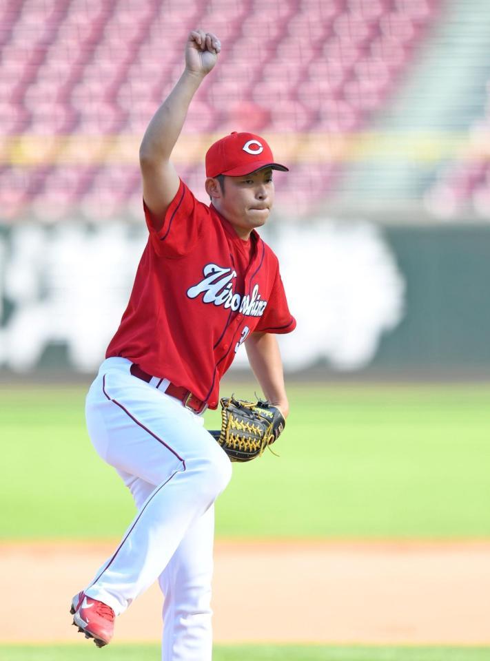 　紅白戦の４回から登板し、三者凡退に抑える好投を見せた広島・一岡（撮影・北村雅宏）
