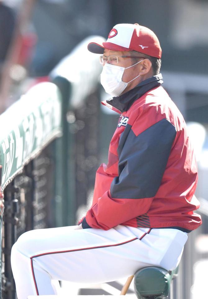 　練習を見守る広島・佐々岡監督（撮影・北村雅宏）