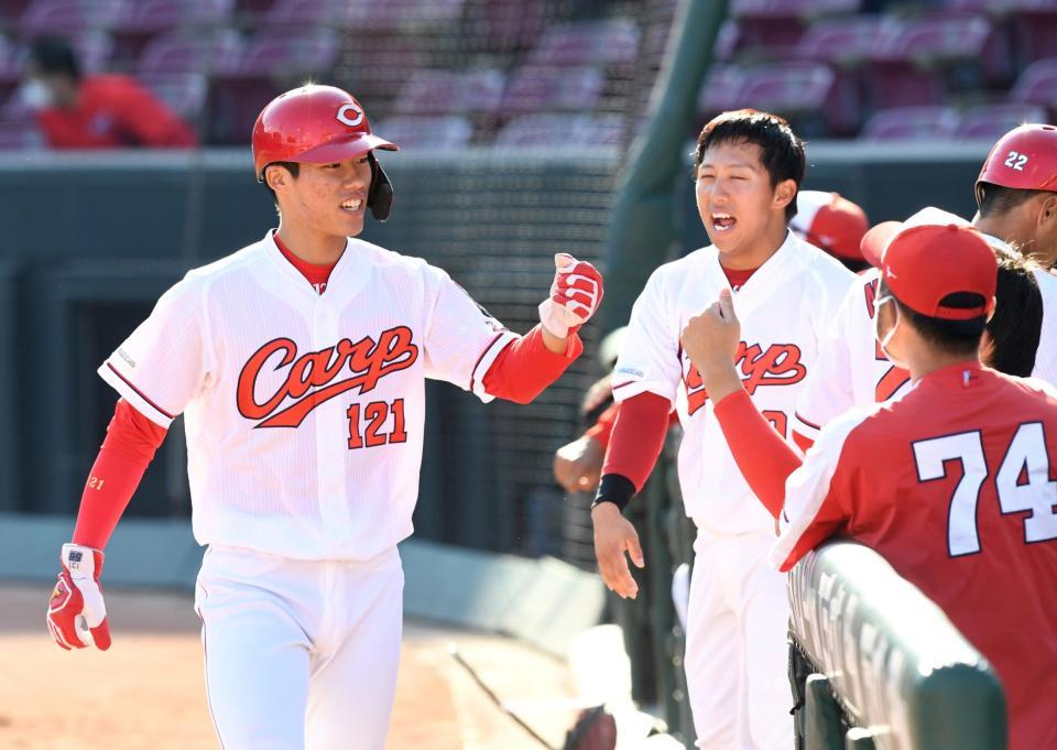 　３回、持丸の適時打で生還し、ナインに迎えられる二俣（撮影・北村雅宏）