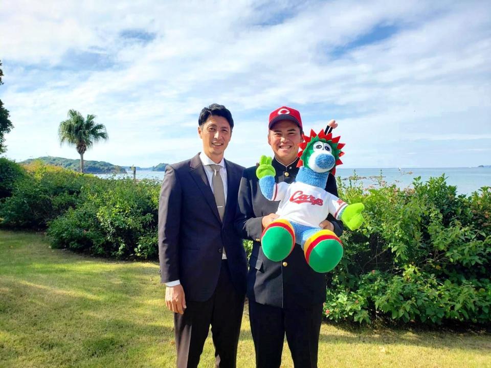 　仮契約を終え、鞘師スカウトと記念撮影する新家