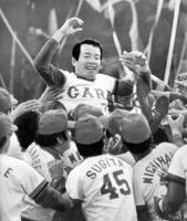 　２連覇を達成、ナインに胴上げされる広島・古葉竹識監督＝８０年１１月２日、広島市民球場