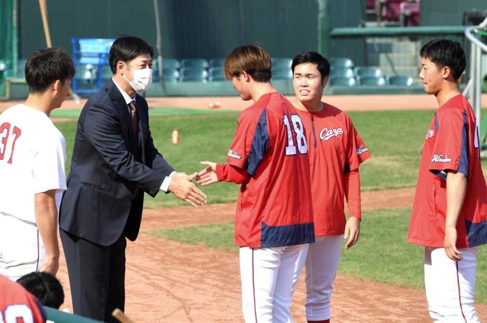 　１軍投手コーチに就任し、あいさつに来た（右から）高橋樹、森下、野間（左端）と握手を交わす高橋建コーチ（撮影・北村雅宏）