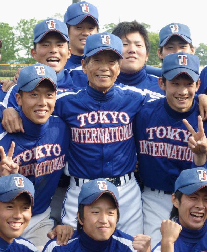 　東京新大学春季リーグで東京国際大を初優勝に導いた、監督の古葉竹識さん（中央）＝２０１１年５月、さいたま市川通公園球場