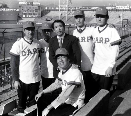 　広島に復帰した安仁屋（手前）と古葉監督（中央）＝７９年１２月７日、広島市民球場