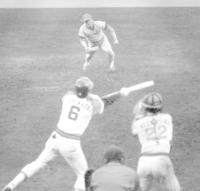 　日本Ｓ第７戦　９回に近鉄・石渡（６）のスクイズを外した江夏＝７９年１１月４日、大阪球場