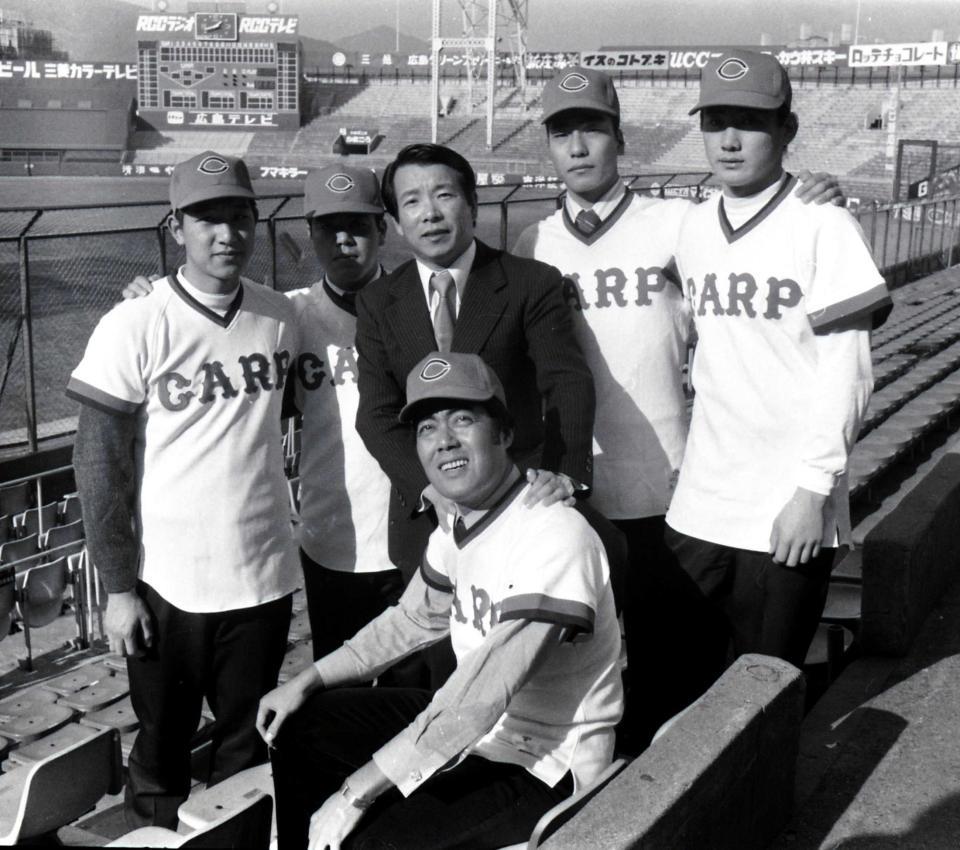 　広島に復帰した安仁屋（手前）と古葉監督（中央）＝７９年１２月７日、広島市民球場