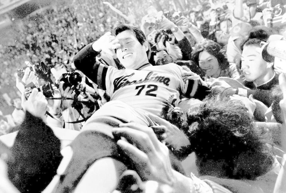 　胴上げされる古葉監督＝１９７５年１０月１５日、後楽園