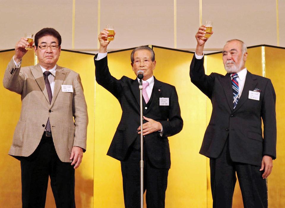 　１６年の広島ＯＢ会で乾杯する（左から）山本浩二氏、古葉さん、安仁屋宗八ＯＢ会長