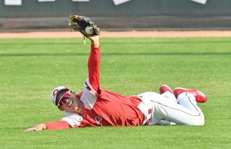 外野でノックを受け、好捕をアピールする中村奨（撮影・立川洋一郎）