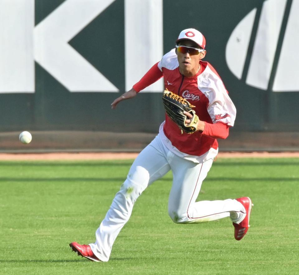 外野でノックの打球を追う中村奨（撮影・立川洋一郎）