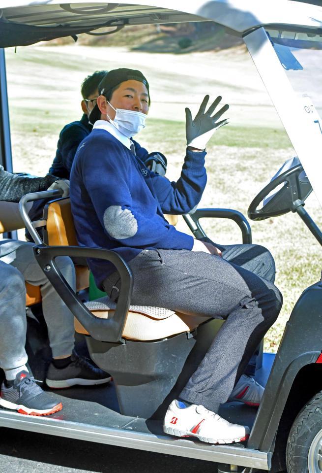 　カートに乗り込み次のホールへ向かう大瀬良（撮影・立川洋一郎）
