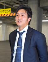 　増額で契約を更改し取材に応じる床田（撮影・立川洋一郎）
