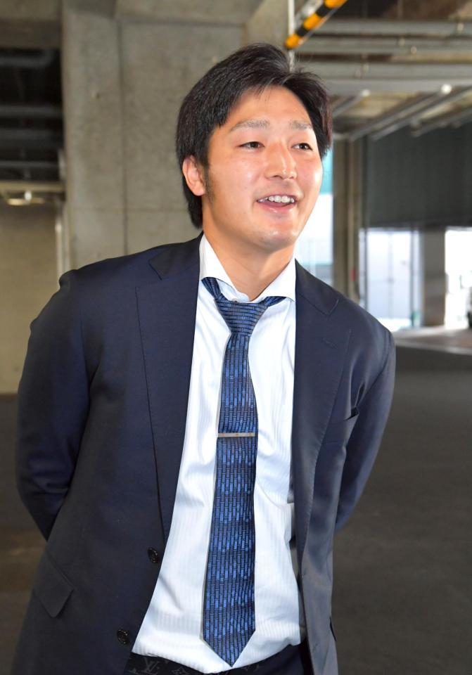 　増額で契約を更改し取材に応じる床田（撮影・立川洋一郎）