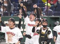 　延長１０回、サヨナラ勝利が決まり歓喜の笑顔でベンチを飛び出す松本（中央）＝撮影・園田高夫