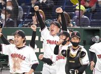 　延長１０回、サヨナラ勝利が決まり歓喜の笑顔でベンチを飛び出す松本（中央）＝撮影・園田高夫