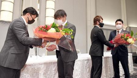 会沢新会長（左端）は退任する炭谷（左から２人目）に花束を手渡す（撮影・田中太一）
