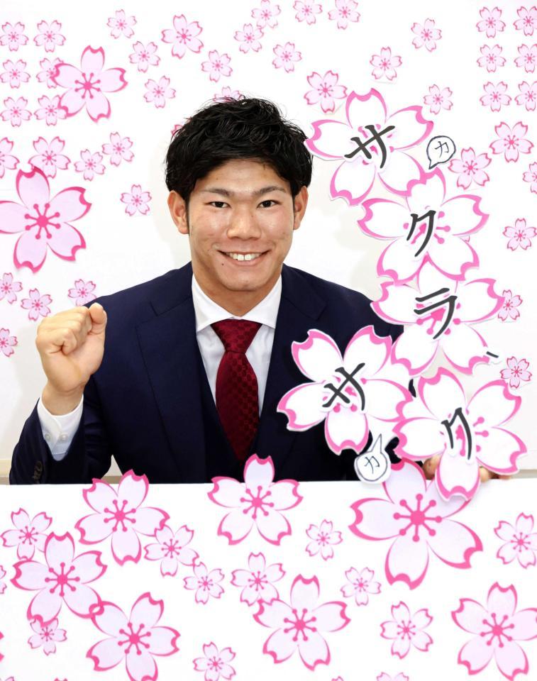 大幅アップで契約を更改し、笑顔を見せる坂倉