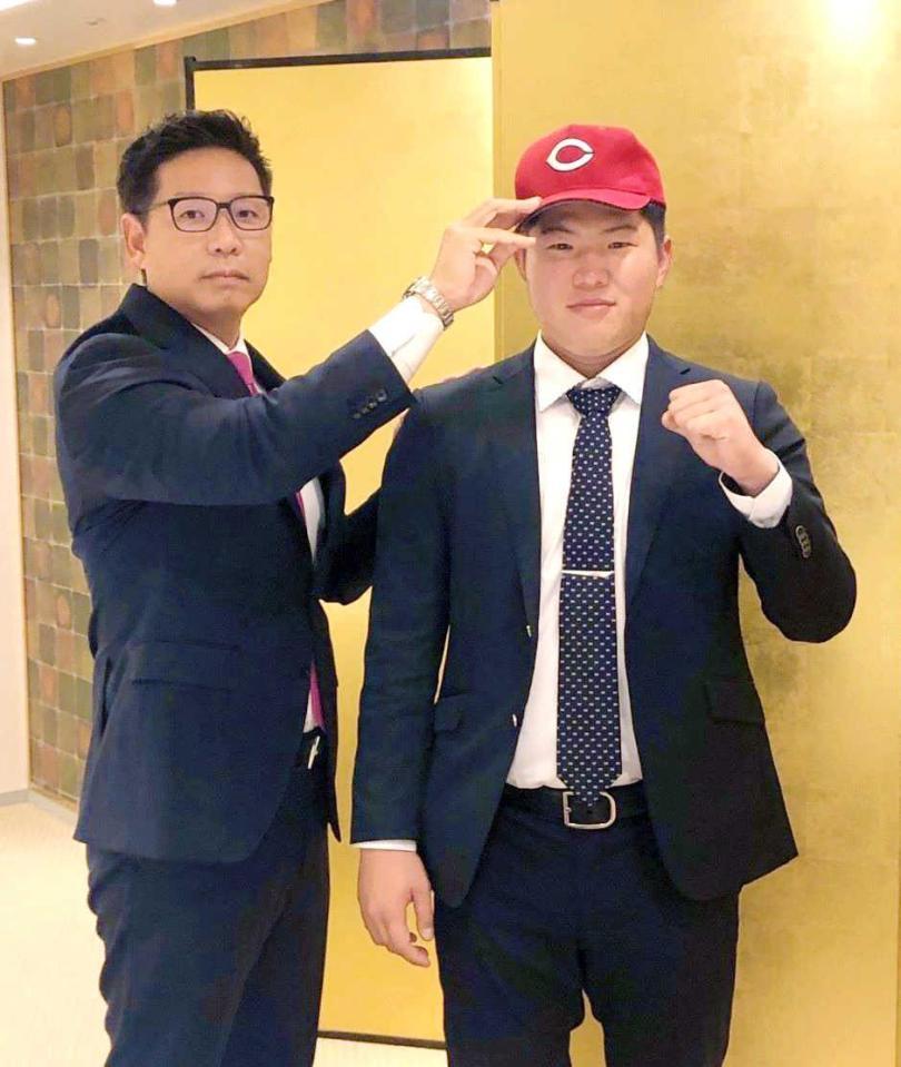 　仮契約したドラフト５位・松本竜也（右）、左は松本スカウト＝四日市市内