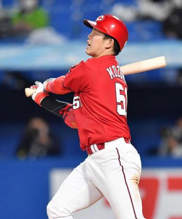 　八回、空振りの三振に倒れ、悔しがる小園＝１１月１日