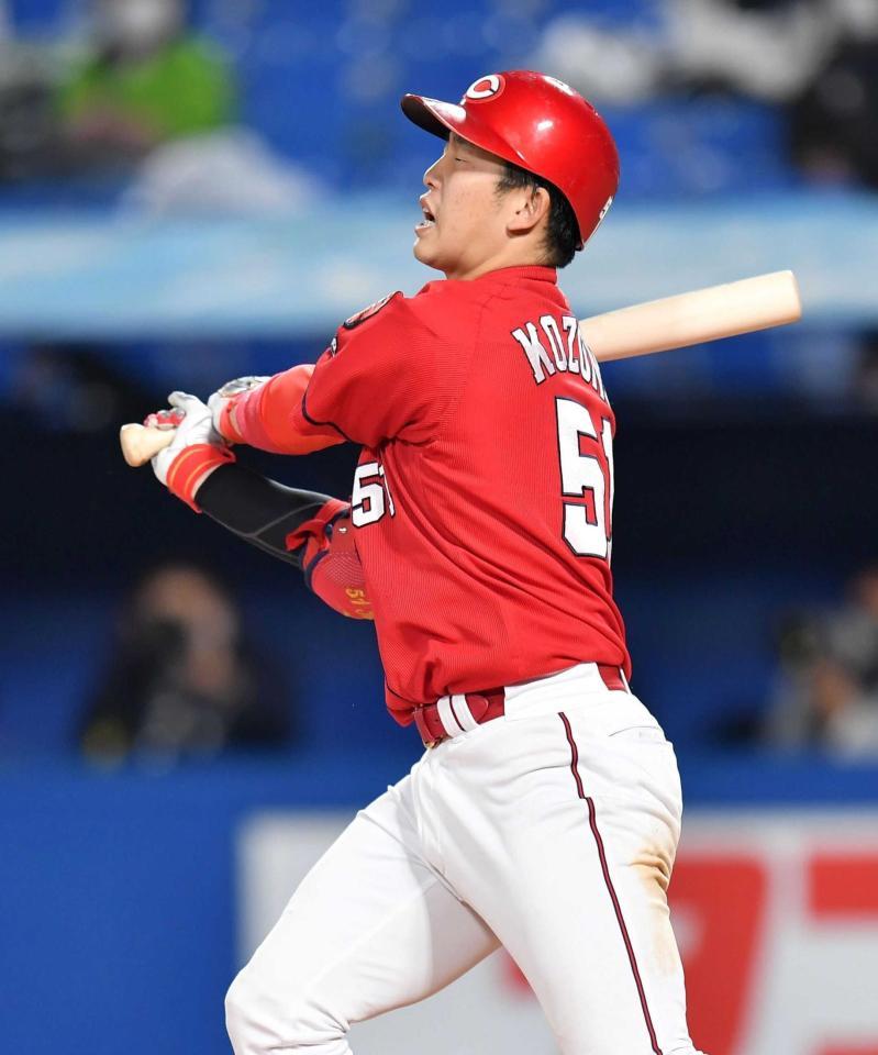 　八回、空振りの三振に倒れ、悔しがる小園＝１１月１日