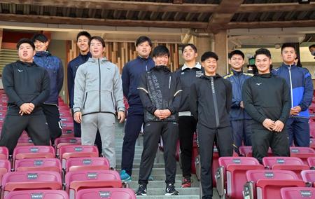 　マツダスタジアムを訪れてグラウンドを眺める新入団選手。（前列左から）松本、中村健、黒原、森、田村（後列左から）坂田、中村来、末包、高木、前川、新家（撮影・立川洋一郎）