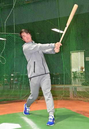 　室内練習場を訪れ、打撃フォームを披露する中村健（撮影・立川洋一郎）