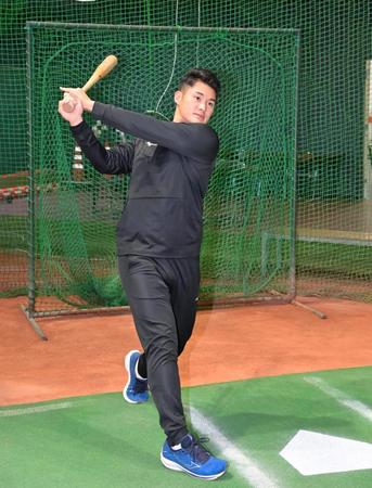 　室内練習場を訪れ打撃フォームを披露する田村（撮影・立川洋一郎）