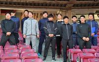 　マツダスタジアムを訪れてグラウンドを眺める新入団選手。（前列左から）松本、中村健、黒原、森、田村（後列左から）坂田、中村来、末包、高木、前川、新家（撮影・立川洋一郎）