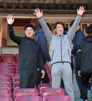 　ソフトボールをする子どもたちに手を振る松本（左）と中村健（撮影・立川洋一郎）