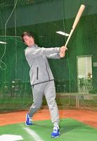 　室内練習場を訪れ、打撃フォームを披露する中村健（撮影・立川洋一郎）