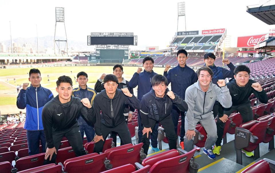 　施設見学でマツダスタジアムを訪れた新入団選手。（前列左から）広島・田村、森、黒原、中村健、松本（後列左から）新家、前川、高木、末包、中村来、坂田（撮影・立川洋一郎）