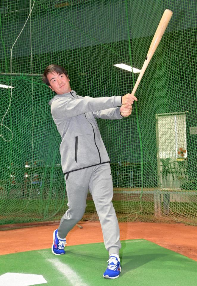 　室内練習場を訪れ、打撃フォームを披露する中村健（撮影・立川洋一郎）